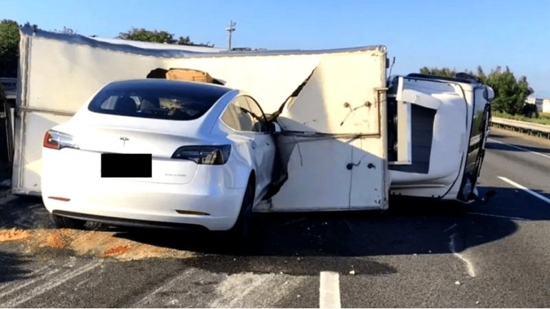 Скотт процитировал рекламный видеоролик Tesla,…