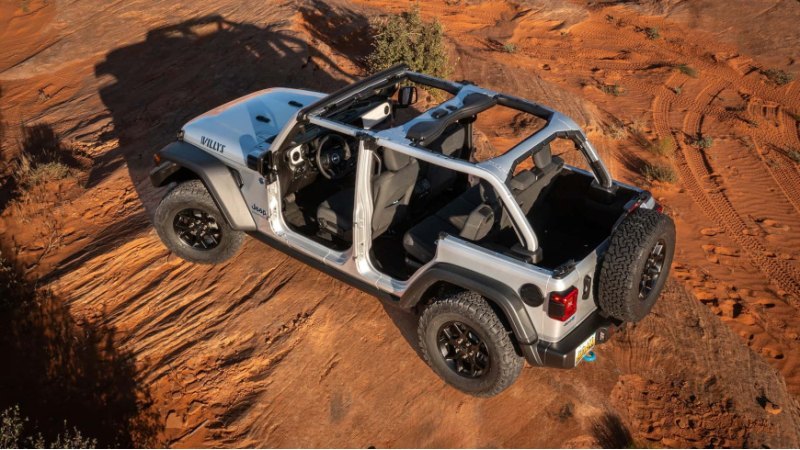 Компания Jeep отзывает более 45 000 гибридных…