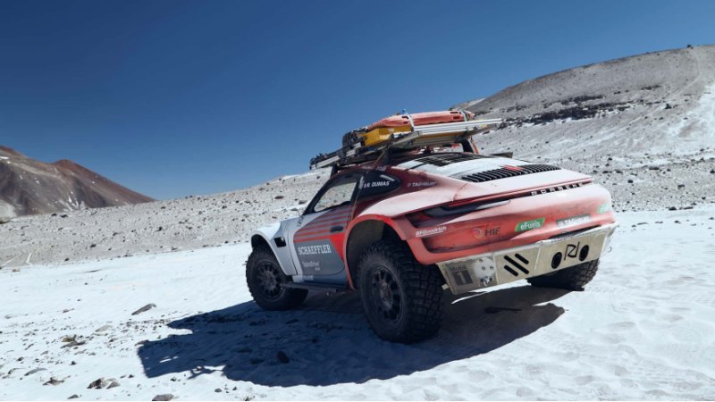 Этот сильно модифицированный Porsche 911,…