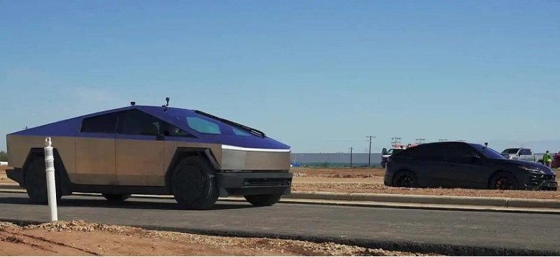 Tesla Cybertruck показывает Urus, кто главный в…