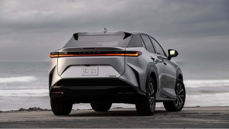В 2024 году Lexus сделает RZ более доступным,…
