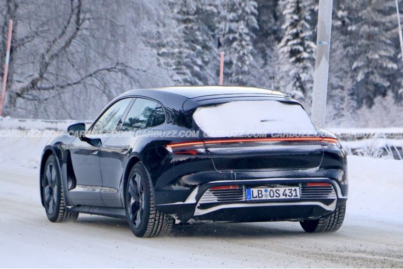 В профиль ничего не меняется, а вот сзади Porsche…