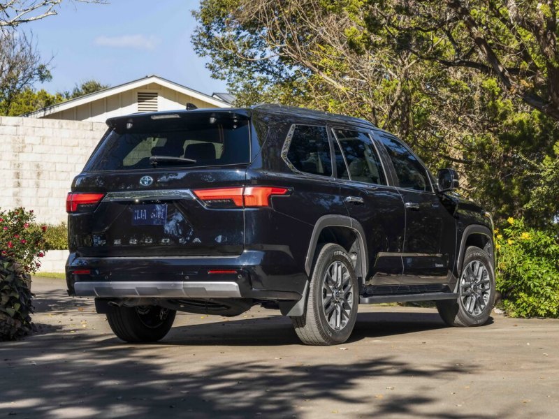 Один из дилеров в Москве оценил Toyota Sequoia в…