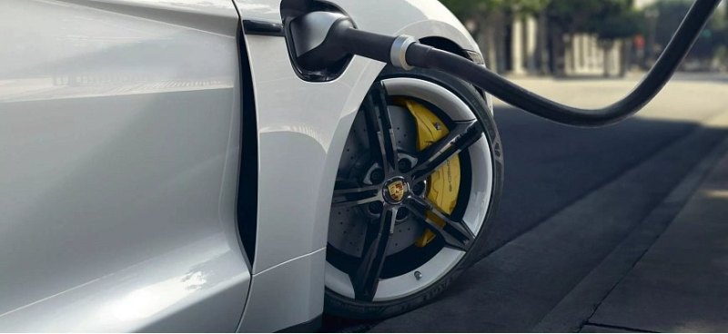 Загадочный сбой с зарядкой Porsche Taycan стал…