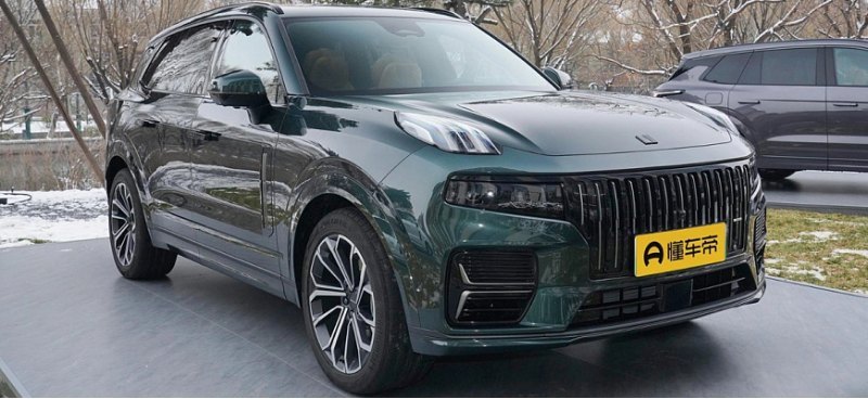 Компания Geely представила обновленный кроссовер…