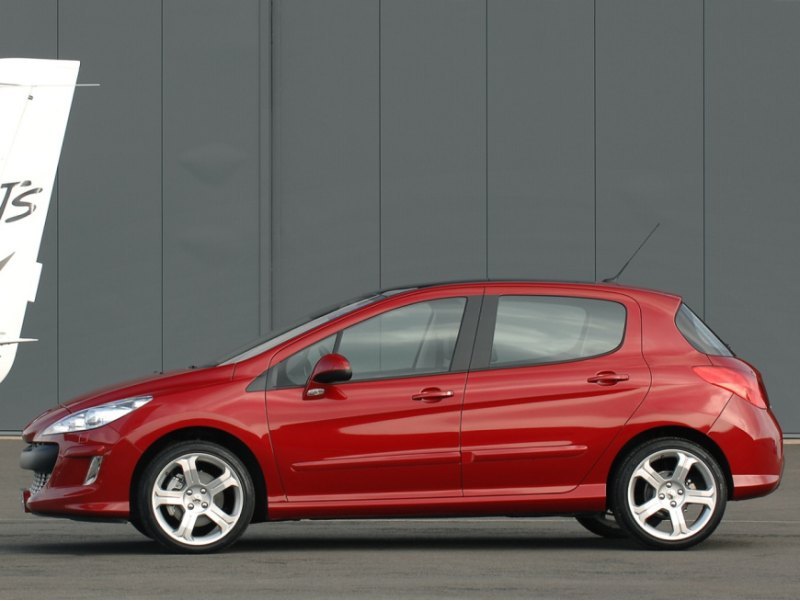 Завершает предложенный список хэтчбек Peugeot…
