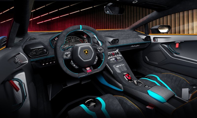 В подкапотном пространстве находится агрегат V8 с…