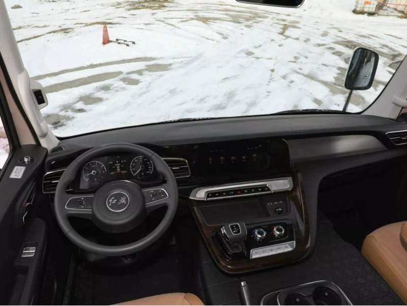 В салоне автобуса предусмотрено множество…