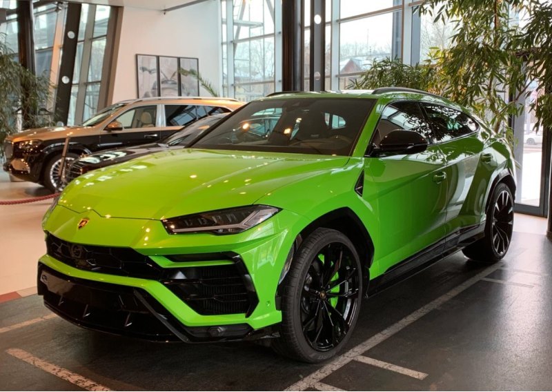 Привозят в нашу страну и люксовые автомобили…