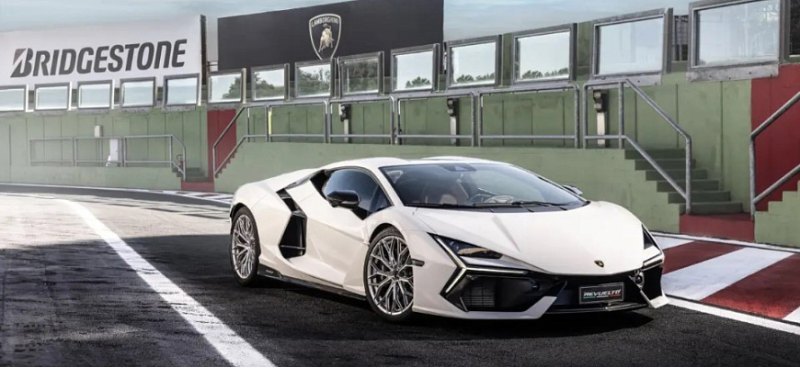 На новый гибридный суперкар Lamborghini Revuelto…