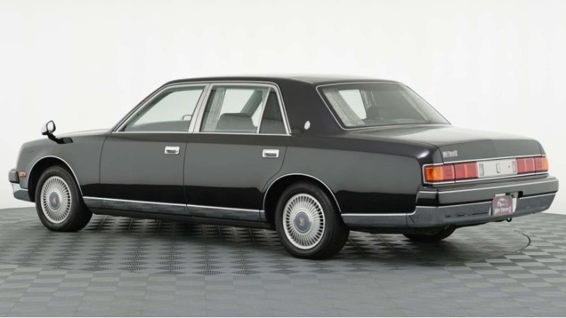 Японский представительский седан Toyota Century…