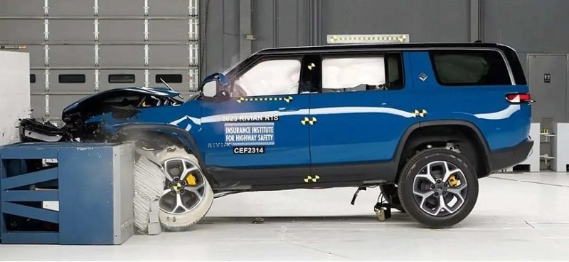 Посмотрите на самые зрелищные краш-тесты IIHS…