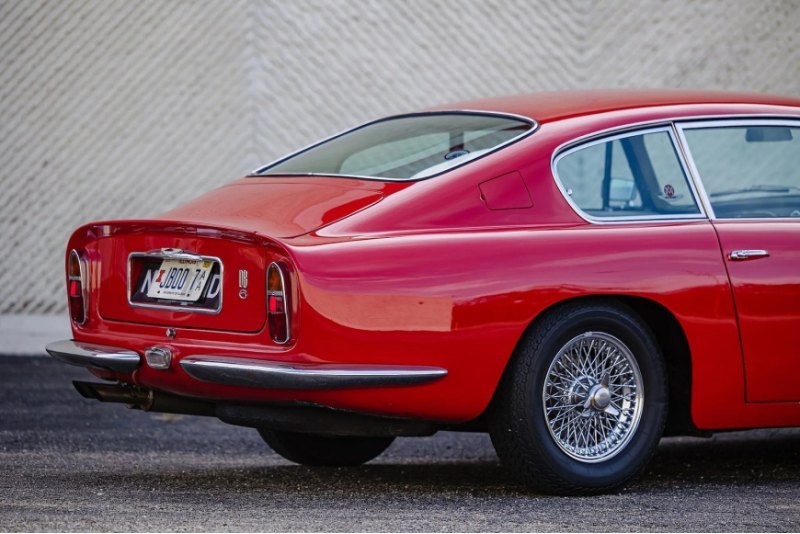 Красивый Aston Martin DB6 Vantage 1966 года…