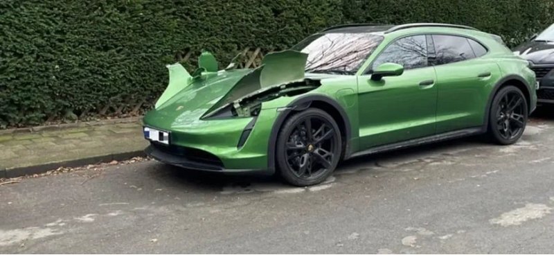 Этот Porsche Taycan остался без фар - их украли