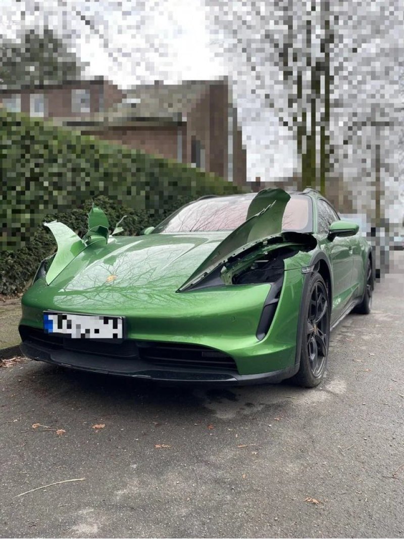 Воры постоянно укладывают вещи из автомобилей.…
