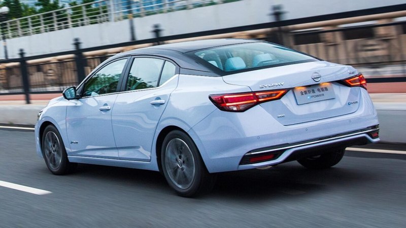 Гибридные Sylphy отличаются от бензиновых седанов…