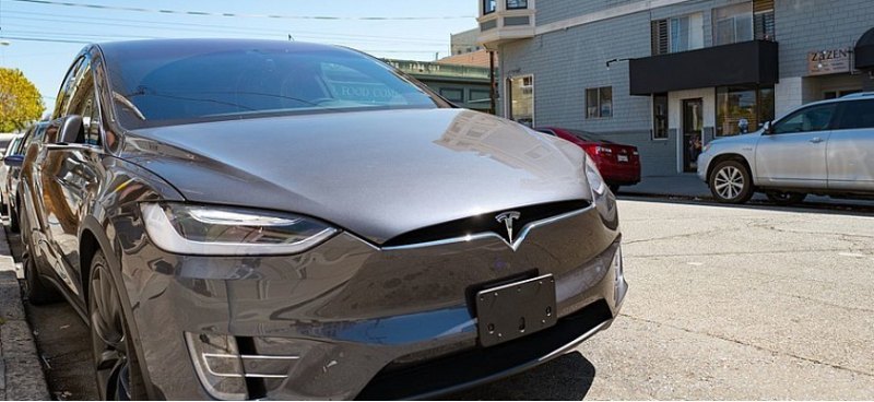 Tesla отзывает более 2 млн электромобилей,…