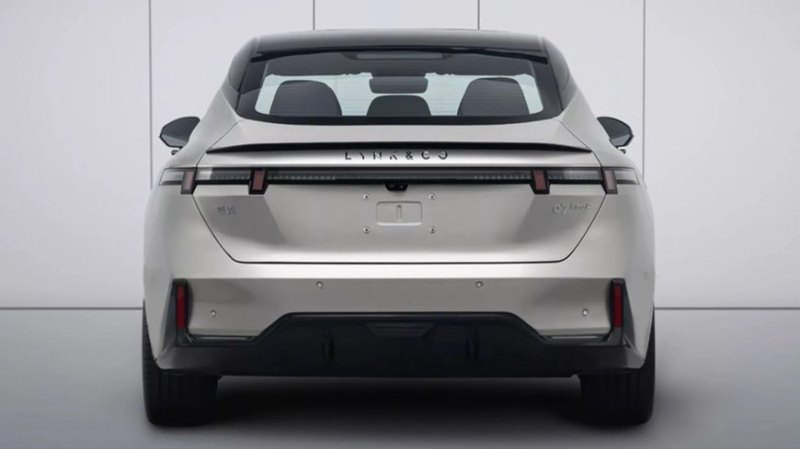 Первые официальные фотографии Lynk & Co 07…
