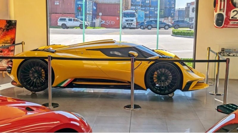 Салоны экзотических автомобилей не перестают…