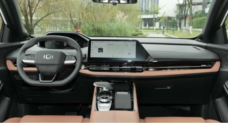 Центральным элементом Changan Qiyuan Q05 является…