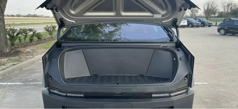 На аукционе продается новый пикап Tesla Cybertruck