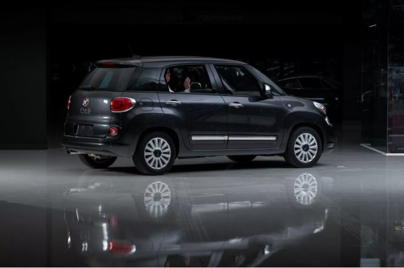 Как модель Fiat 500L Lounge, автомобиль может…