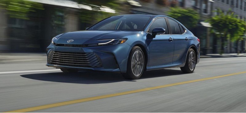 Названы рублевые цены на седан Toyota Camry 2025…