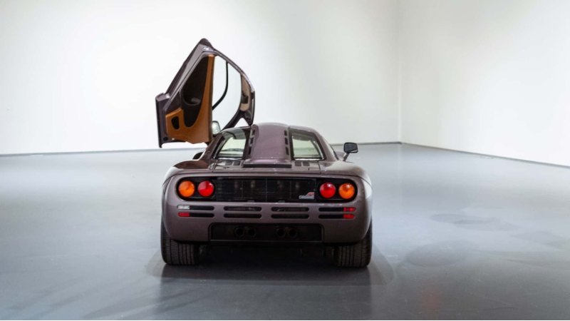 McLaren F1 – это легендарный суперкар,…