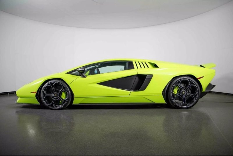Практически не управляемый Lamborghini Countach…