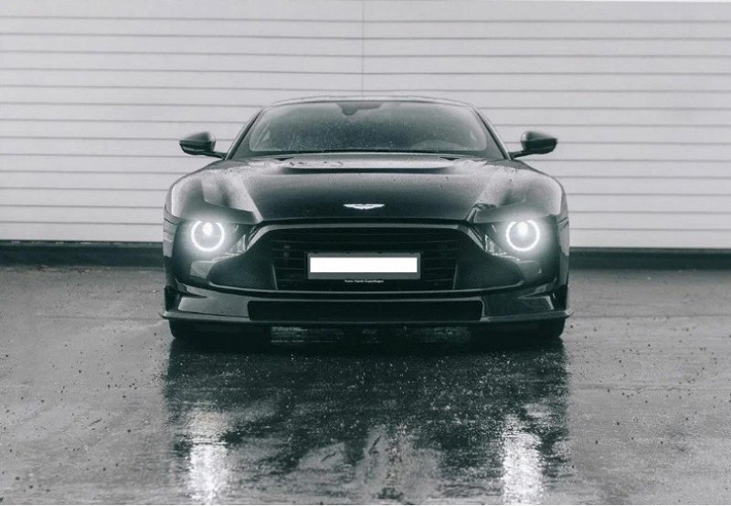 На разгон до сотни эксклюзивный Aston Martin…