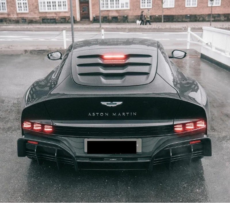 На разгон до сотни эксклюзивный Aston Martin…