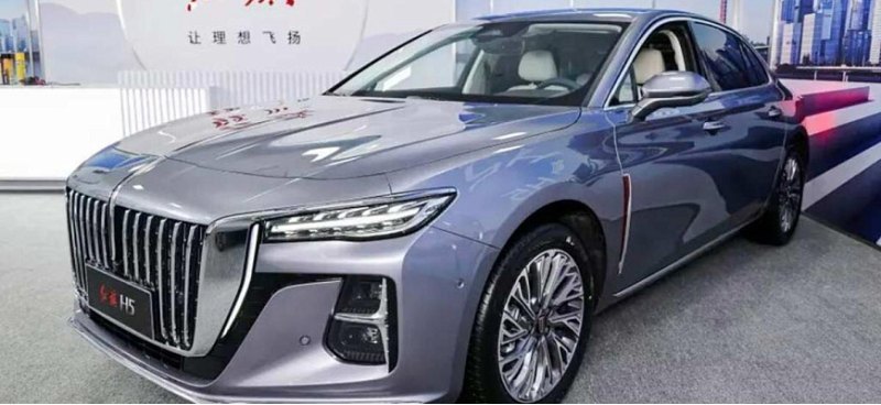 Hongqi выбрали официальным автомобилем ПМЭФ-2024