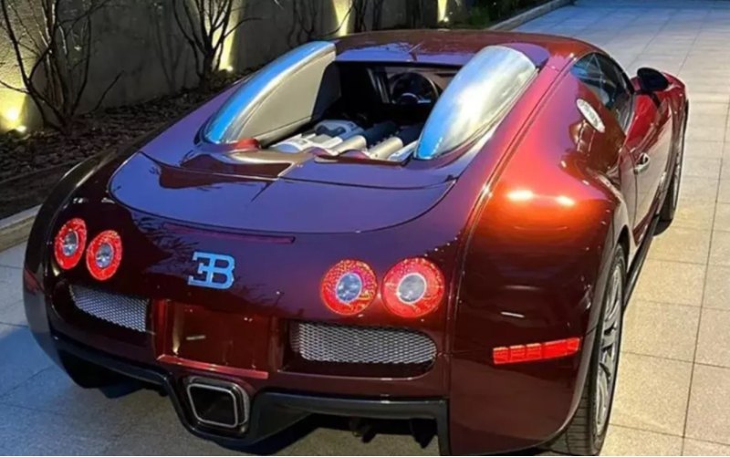 По данным «АвтоТеха», Bugatti Veyron цвета бордо…