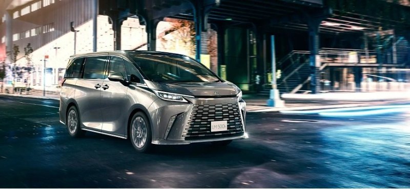 Шестиместный минивэн Lexus LM начального уровня…
