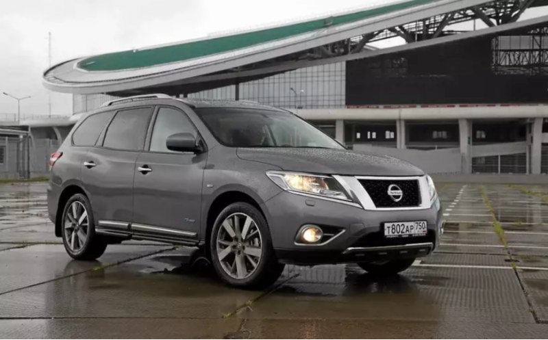 Наконец, Nissan Pathfinder IV с длиной 5042 мм…