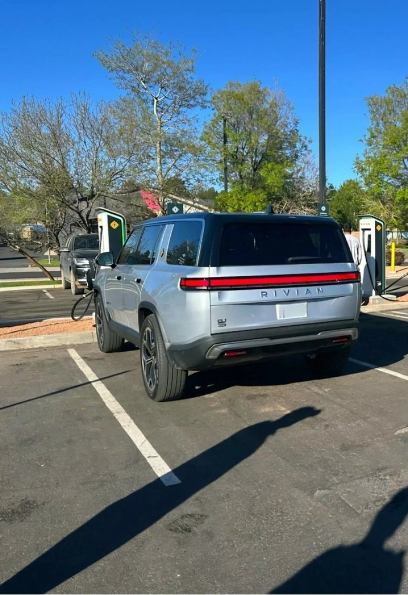 Это второе появление обновленного Rivian R1S…