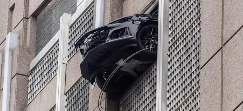 Почему этот Camaro ZL1 свисает с шестого этажа…