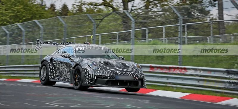 Фотошпионы засняли «летающий» прототип Porsche…