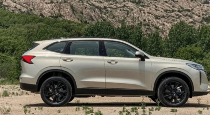 Внутри Haval H6 сочетает традиционную компоновку…