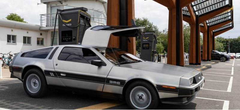 Легендарный DeLorean из «Назад в будущее»…