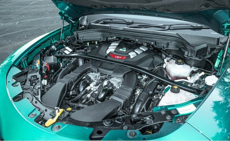 Под капотом Stelvio Quadrifoglio по-прежнему…