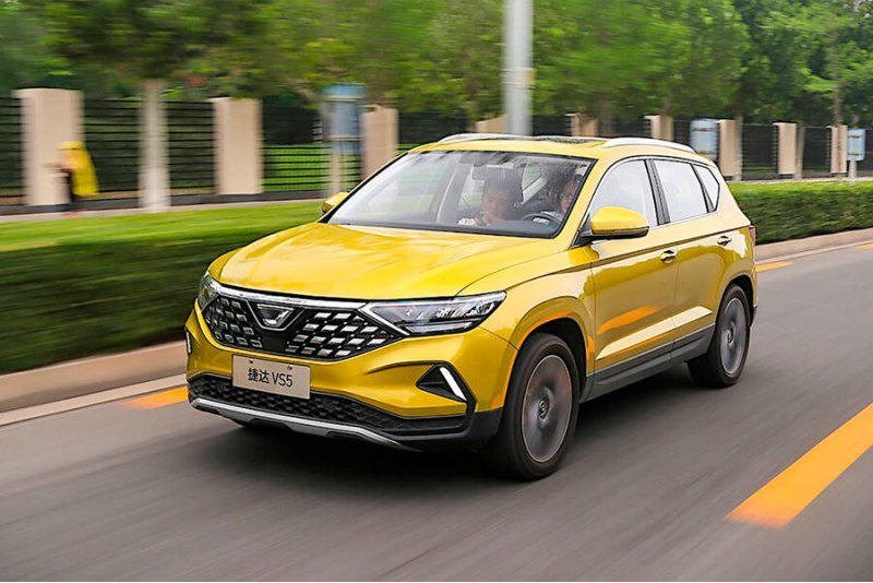 Jetta VS5 до российского авторынка добрался в трех комплектациях с ценниками от 2,95 до 3,15 млн…