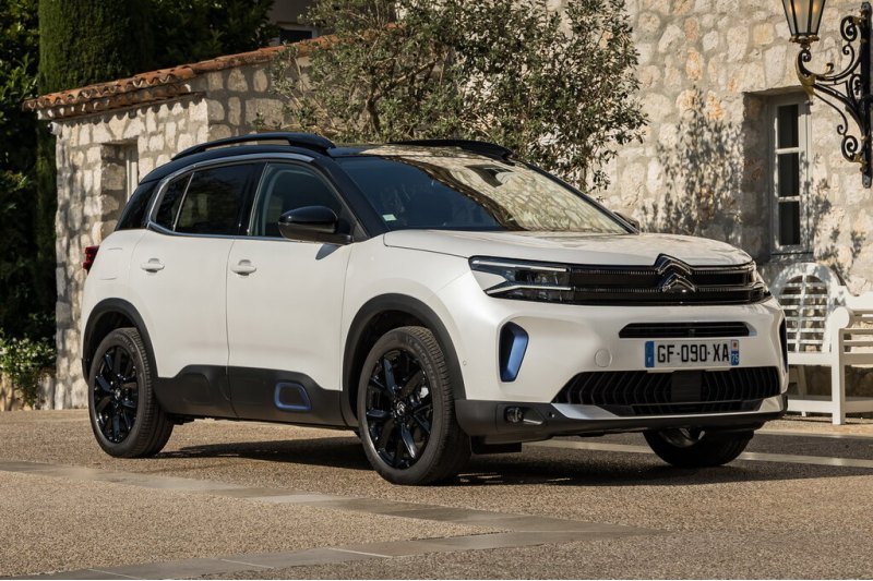 В России C5 Aircross представлен в исполнении…