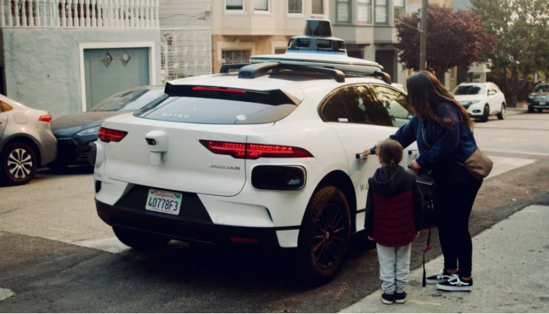 Офицер рассказал, как автомобиль Waymo выехал на…