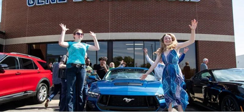 Как списанные 300 автомобилей Ford Mustang…