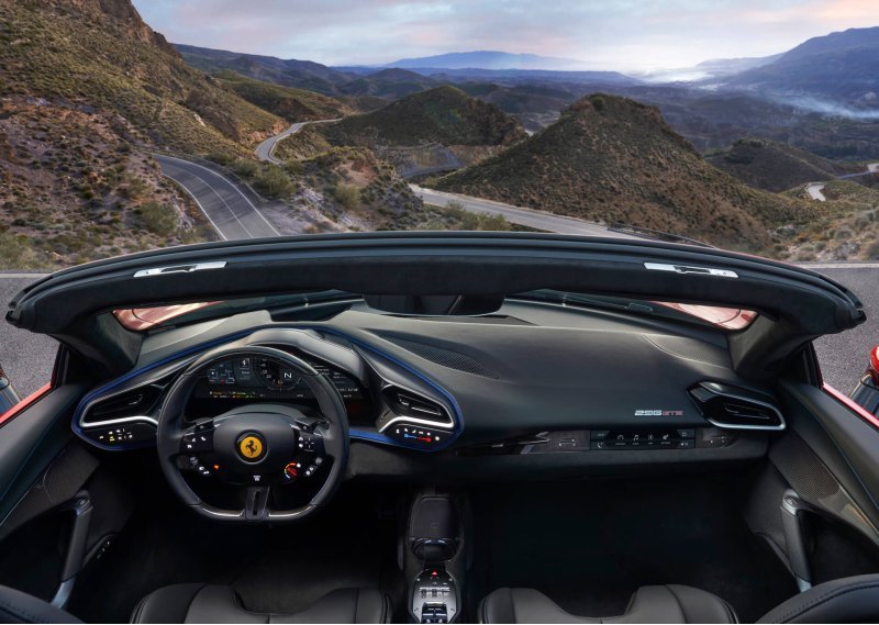 Инженеры Ferrari поработали над складной крышей.…