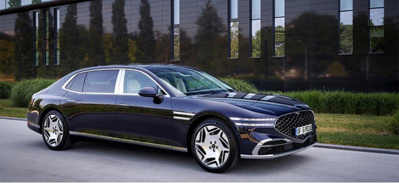 Дилер привез в РФ очень дорогой Genesis G90…
