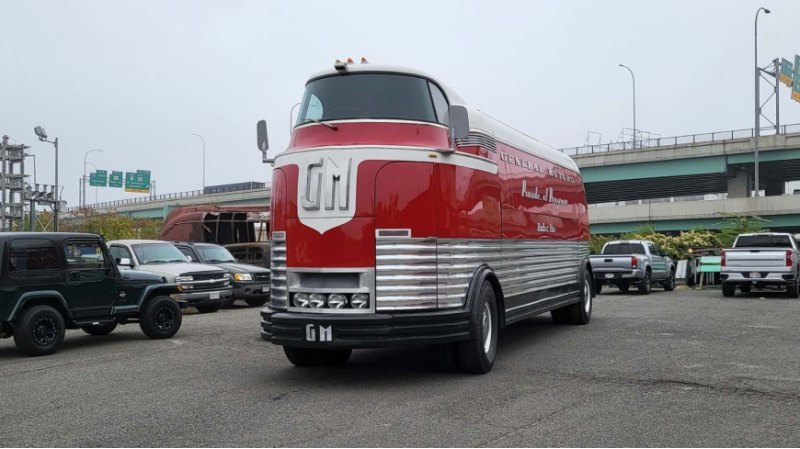 Когда он ездил на нем, Futurliner был в хорошем…