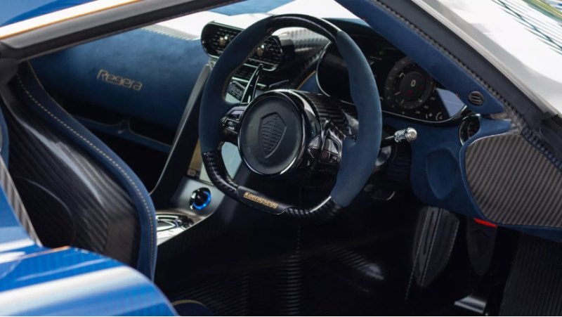 Koenigsegg украсил автомобиль настоящим сусальным…