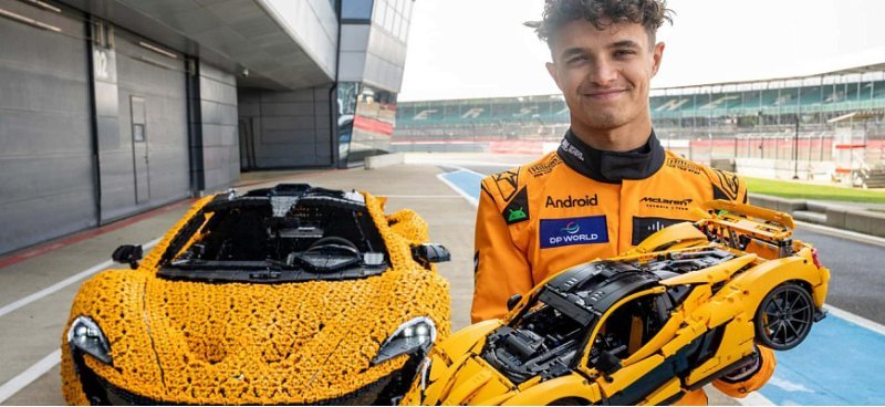 Гонщик Ландо Норрис проезжает круг на McLaren P1,…
